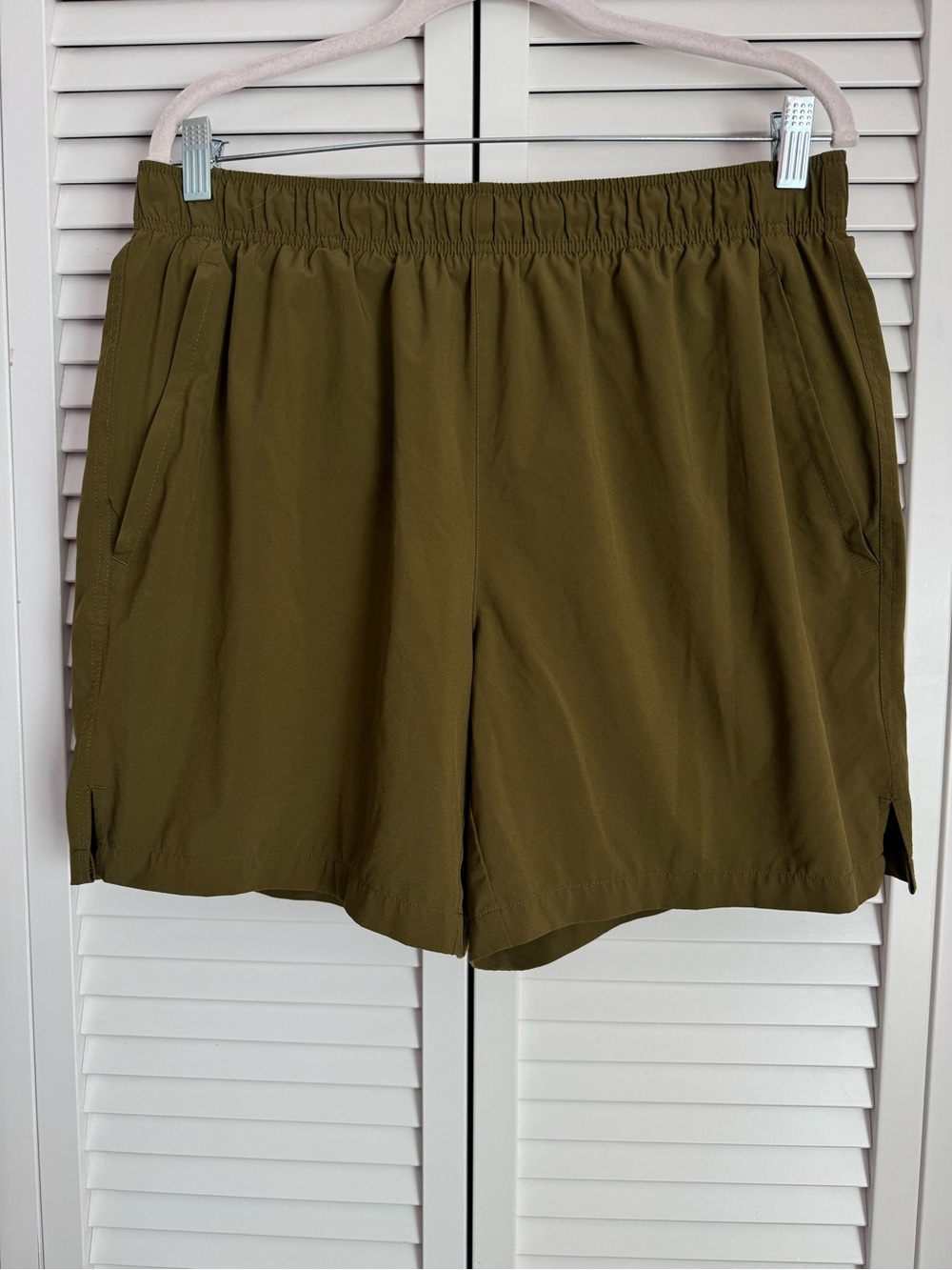 Girlfriend Collective Short Relaxed Fit Pockets Bike Shorts In Olive Green Large